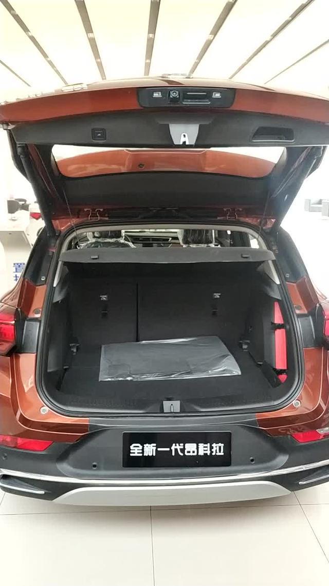 新款昂科拉高配车型，是配置有电动后备箱的，使用起来非常的方便。