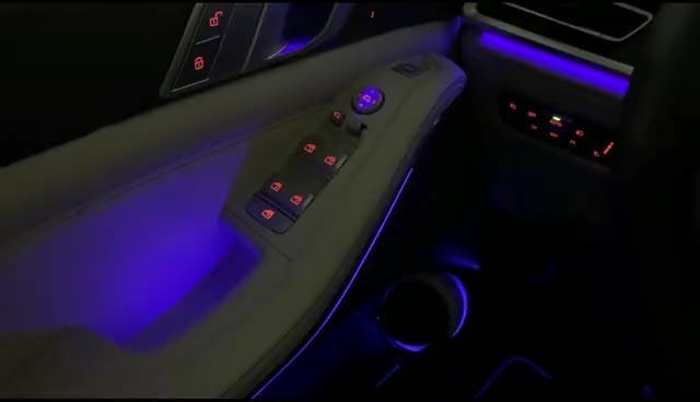 全新宝马X7的人性化功能，打开车门车门氛围灯会闪烁提醒后车～