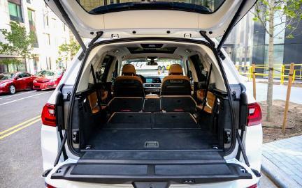 打开宝马X7的后备箱门，把后两排座椅放倒，怎么有面包车的既视感哈哈，X7这大空间配上它强劲的动力，觉得很适合拉货啊，X7内部空间真的很大！