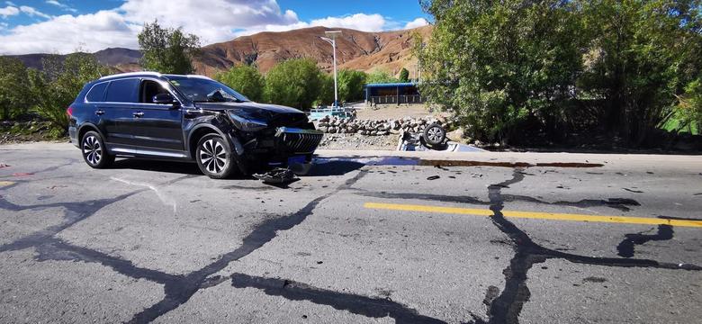2021年6月11日上午10点在西藏国道上红旗HS7车主碰撞事故。