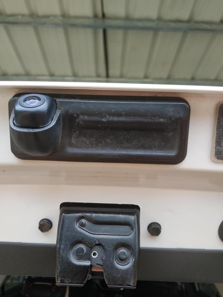 智跑19年提的车，后门按键位置的橡胶套已经出现裂痕！！！悬挂拉杆的橡皮套也出现这样的问题！！