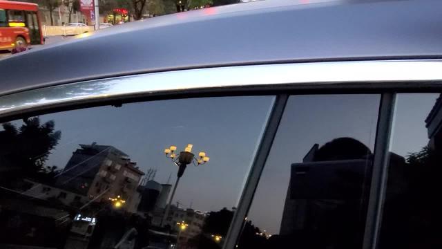 宝马6系gt“赵说宝马”说车窗扯胶条问题，亲测：实际上拉门把手时玻璃已经下降一点了，并没有问题。