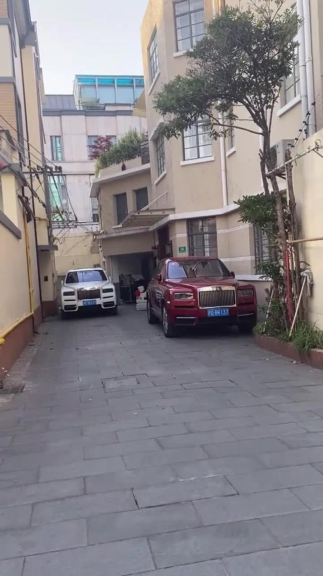 库里南低调的邻居，住着普通的房子，开着普通的车