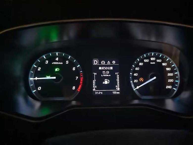 长安欧尚x7欧尚x7自动豪华版，新车开了半个多月，一共加了600元油，现在开了872公里，显示续航186公里，有时候跑高速，最低的时候显示5.8油耗，走市区的话，最高显示8.8。