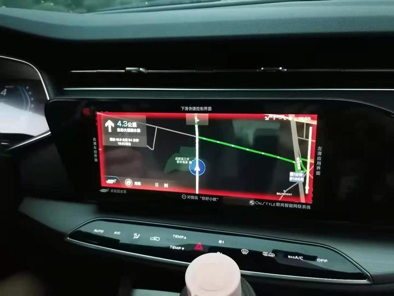 长安欧尚x7车开着开车显示屏上突然出现红框是怎么回事呢？间断性的，一会儿出现一次