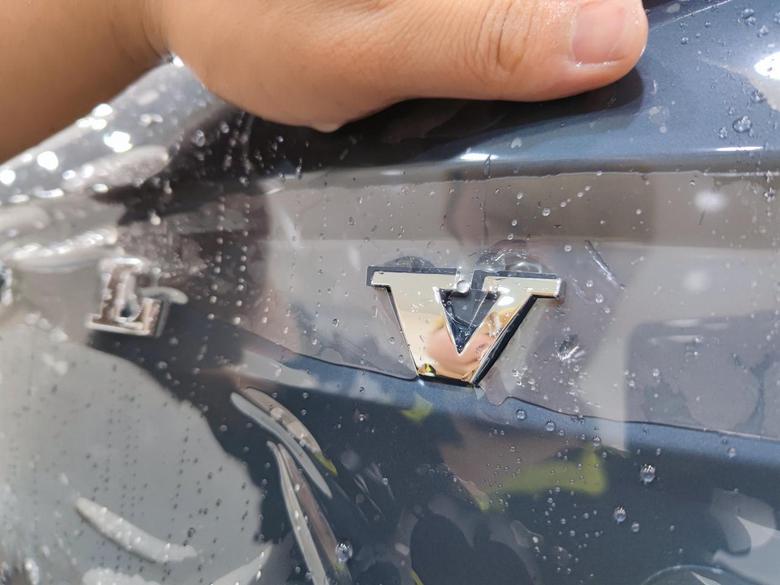 沃尔沃xc40新车贴车衣是最划算的，想想省了很多镀晶的银子，还有更多的镀膜的银子，几年也省出一套yeecar车衣，而且物理层上的保护要比镀晶镀膜化学层上的靠谱很多，所以，图中的XC40已经贴上一套隐形战甲