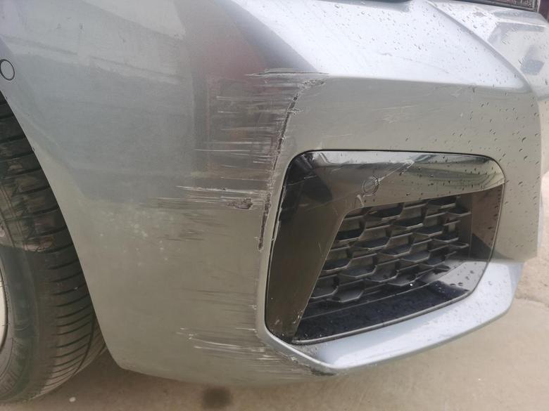 宝马5系(进口)车子不小心刮擦了，报保险处理呀还是自己修呀，请告知大佬们。车损情况是这个样子，哪个划算呀。