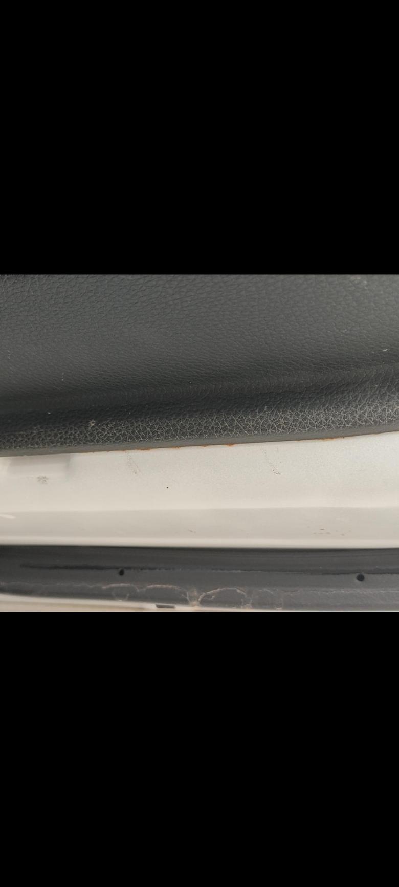 2018款起亚新智跑四个车门里面下沿都有不同程度的锈蚀