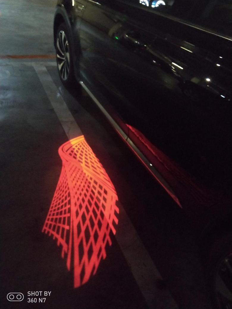 红旗hs7你们的车上有这个灯光吗？刚发现的。