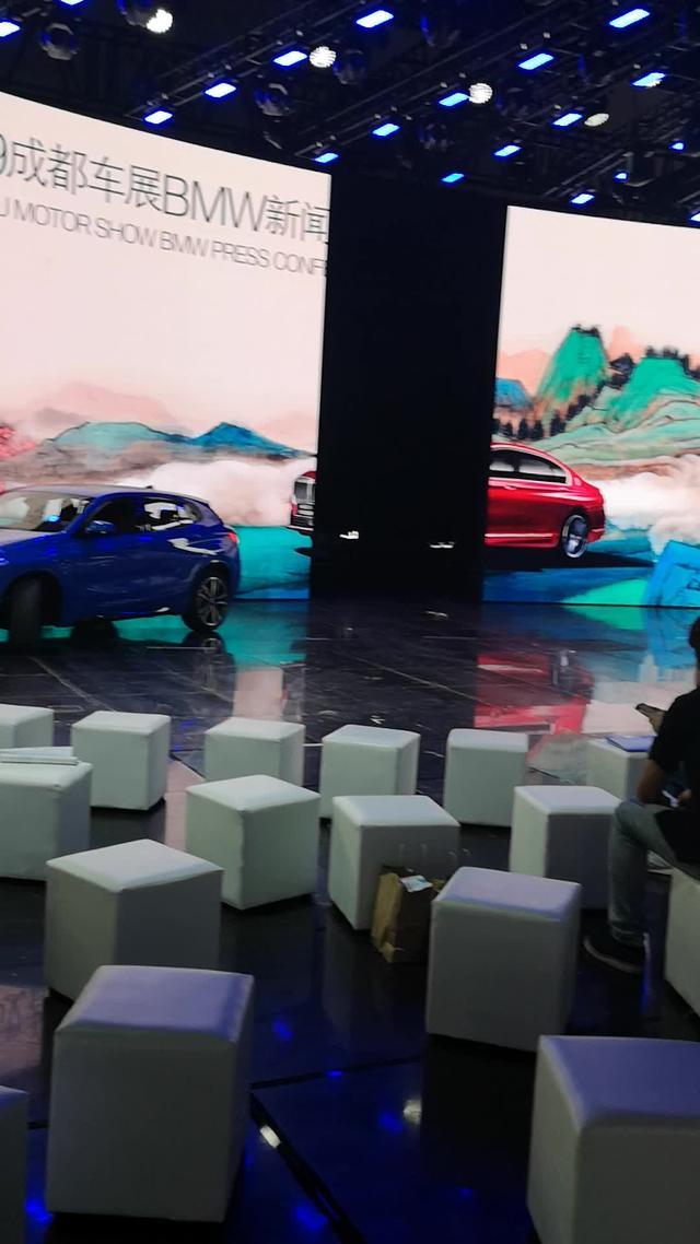 来看看2019成都车展宝马展台，这是一辆蓝色的宝马X2