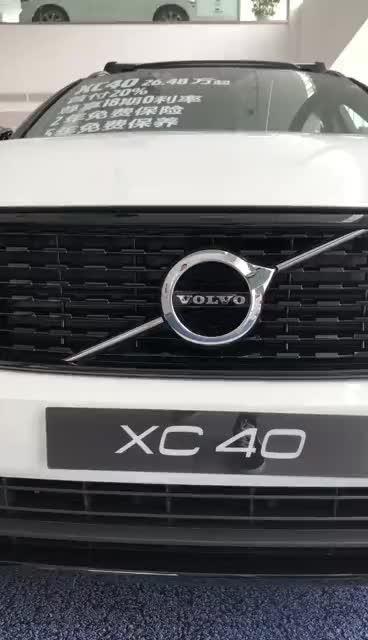 沃尔沃XC40在独特的格栅上标有车标，将汽车的安全历串联起来，寓意着我们的初心。