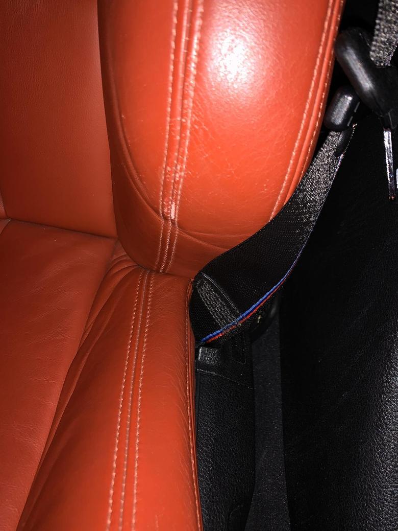 宝马m3M3座椅的问题，安全带和腰部夹磨擦导致的皮革磨损，4S店说不包修