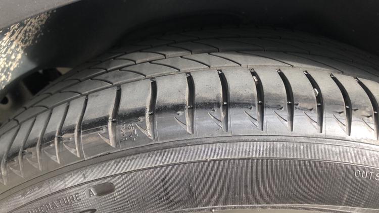 标致4008轮胎都是米其林的，有三个花纹一样，有一个不一样，年检有影响吗？