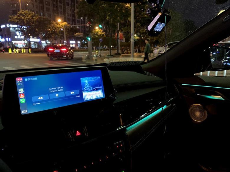 宝马x221款带carplay的大彩电和漂亮的氛围灯