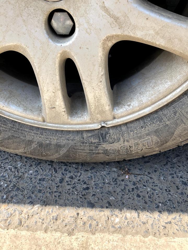 标致4008汽车后轮刮倒大石头把轮圈和后胎蹭破了点外皮、这个有没有事啊，需要修理吗