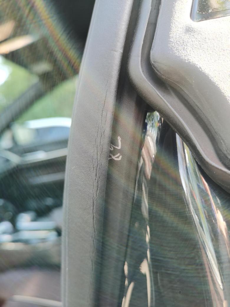 宝马6系gt刚提了车发现四个门边上的胶条都有褶皱，你们有这样的情况吗？