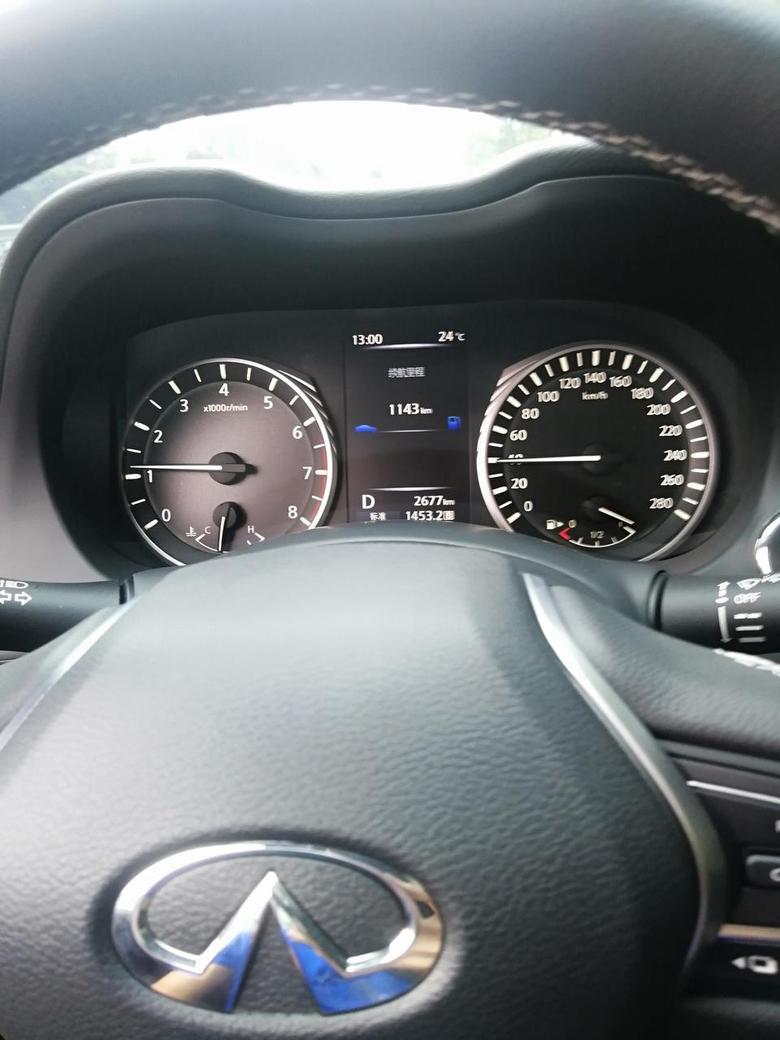 英菲尼迪q50l客户上个月提的车，开了2600百多公里，开空调模式，油耗不到8升，动力杠杠的，相当满意。
