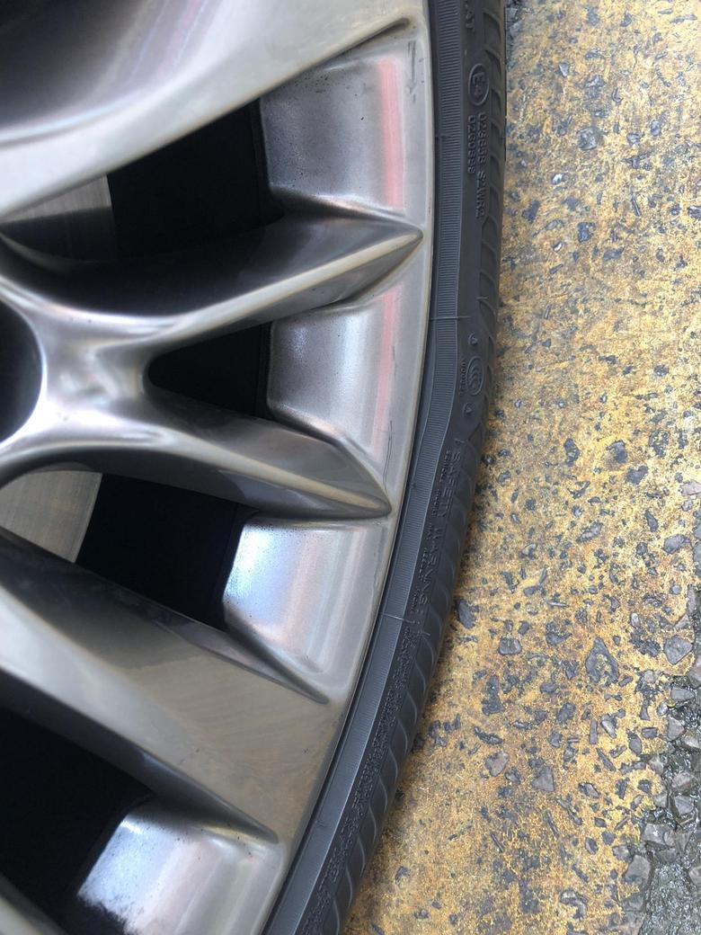 英菲尼迪q50l昨天洗车发展轮胎鼓包了，这种情况需要更换吗？各位朋友