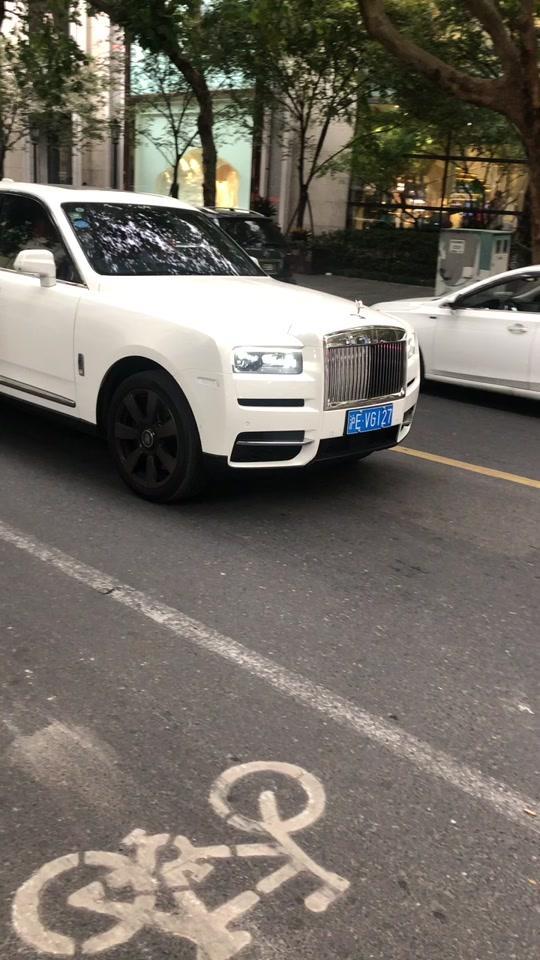 有钱人都是司机来接送的富家千金、劳斯莱斯库里南、富家小姐自己开车门上去#库里南#上海上海上海上海#豪车