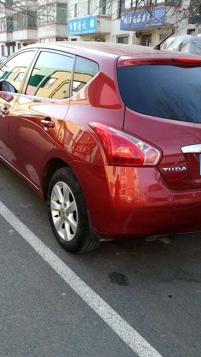 骐达tiida看看这个车的红色多么的好看。我喜欢呀。