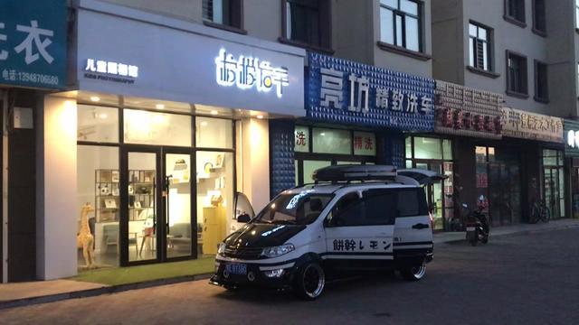 五菱宏光s3#五菱宏光神车AE50停在“饼干店”门口，想起停在豆腐店门口的AE86????