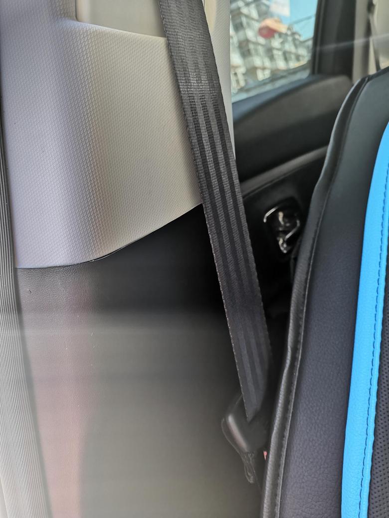 长安欧尚x7欧尚一点小改装，自己做了全车密封条，加装挡泥板，b柱贴了纤皮，因为安全带卡扣容易撞击b柱塑料板产生噪音，自己缝的方向盘套，座椅自己套的