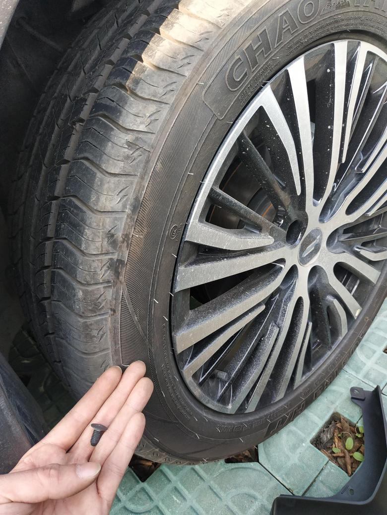 长安欧尚x7有没有装过挡泥板的车友，欧尚X7前轮装挡泥板位置的螺丝居然是塑料的，这是看不到的地方，减配减的吗???