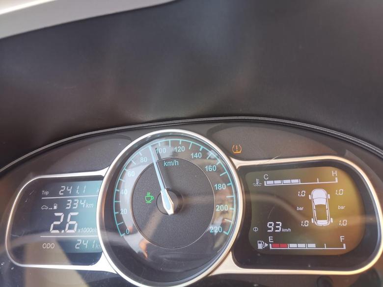 swm斯威x3swM斯威×3车，刚提的新车，轮胎气压表显示0.9，开大概5公里，气压表显示1.0，然后气压警示灯亮起，同时滴滴声报警，是什么原因？