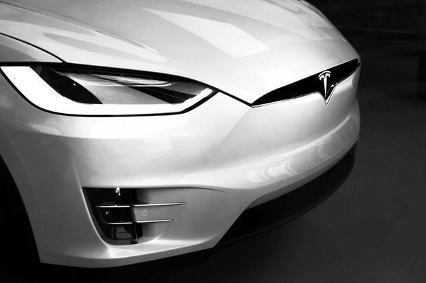 model x据国外媒体报道，特斯拉CEO马斯克今日表示，不会有新款Model X或Model S推出。开发新车型需要钱，难道是因为model3卖得这么好，就放弃其它车型了？