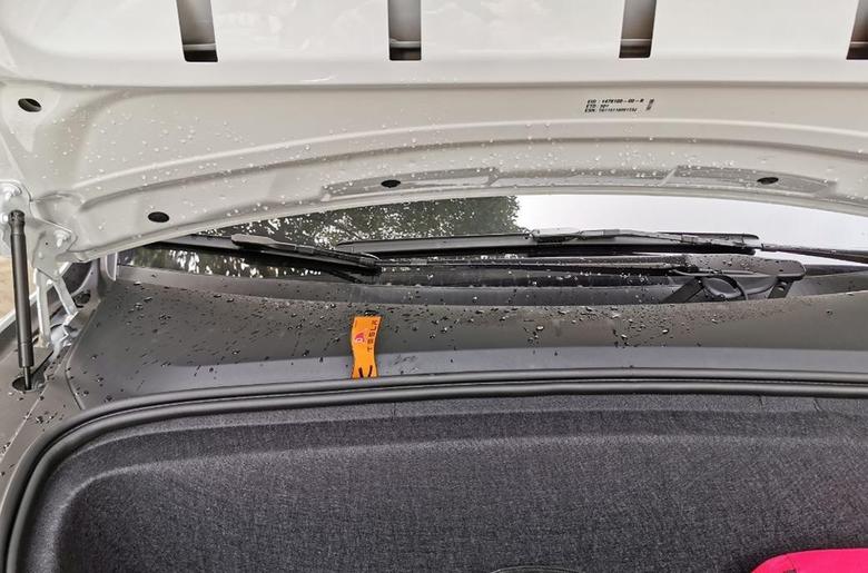 model x今天第一次洗车，打开前备箱，在雨刮刷下面有个黄色标签，图示一个剪刀的形状。知道这是干嘛的吗？新款的X