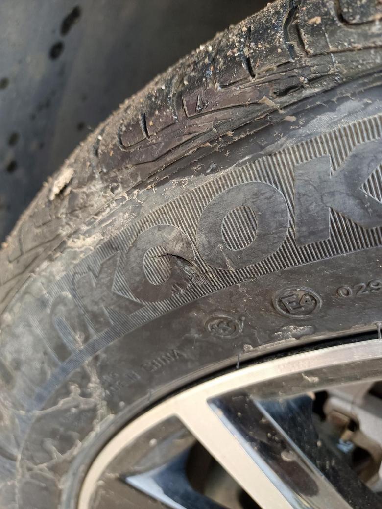 柯珞克车友们我的前轮胎有个伤疤，看看还能不能用