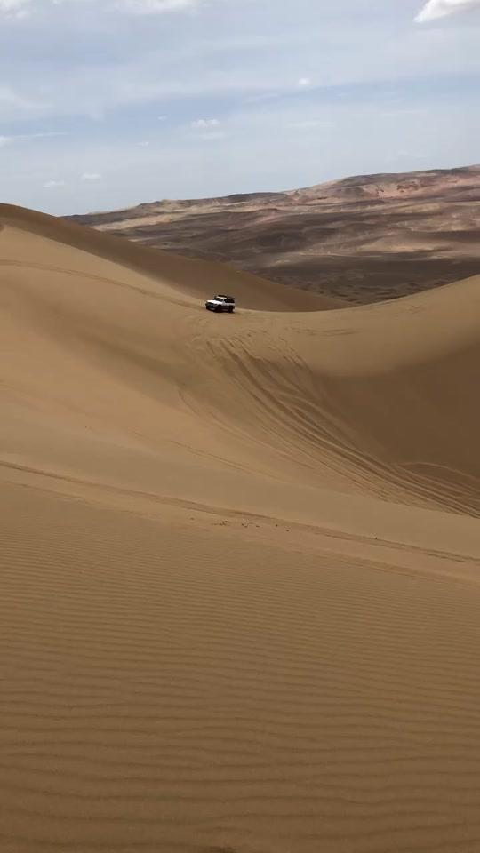 兰德酷路泽(进口)6月份的库木塔格沙漠，听听20多年车龄的老车发动机的咆哮声，此时原声才是最美的配乐！#库木塔格沙漠