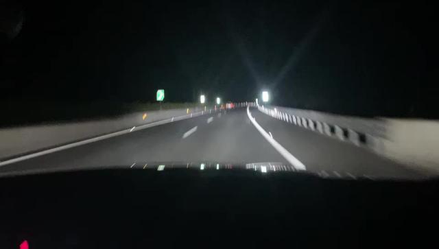 发现HSE夜间高速大灯效果，开了据说不会晃前车的自适应大灯功能，看得出来么