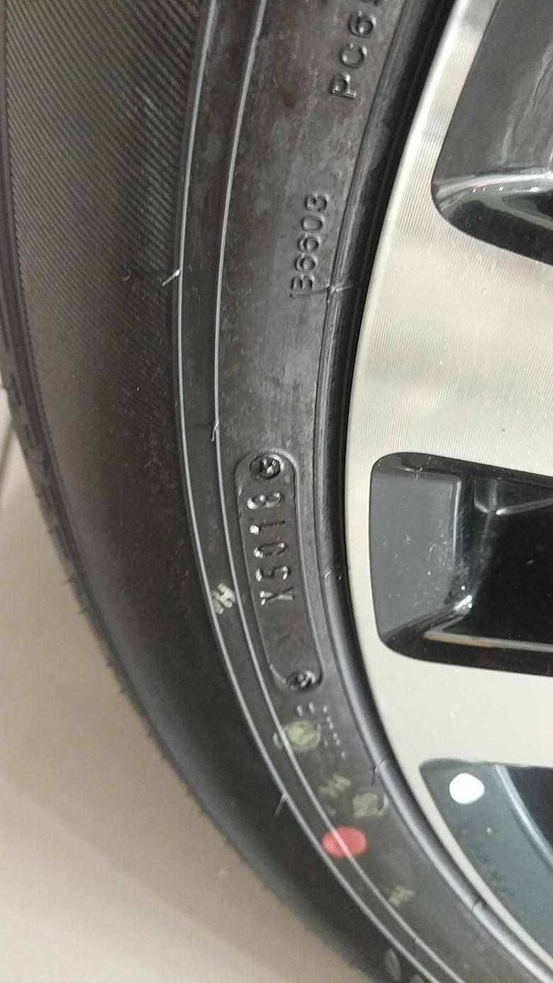 劲客在4s店提车回来发现车玻璃生产日期是18年12月份的轮胎也是但车的出厂日期是19年1月份这车是不是有问题
