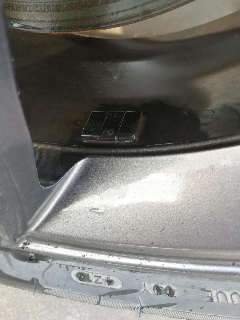 秦pro今天洗车发现的平衡块，只有左后轮有，不知道其他轮子上是掉了还是本来就没有，