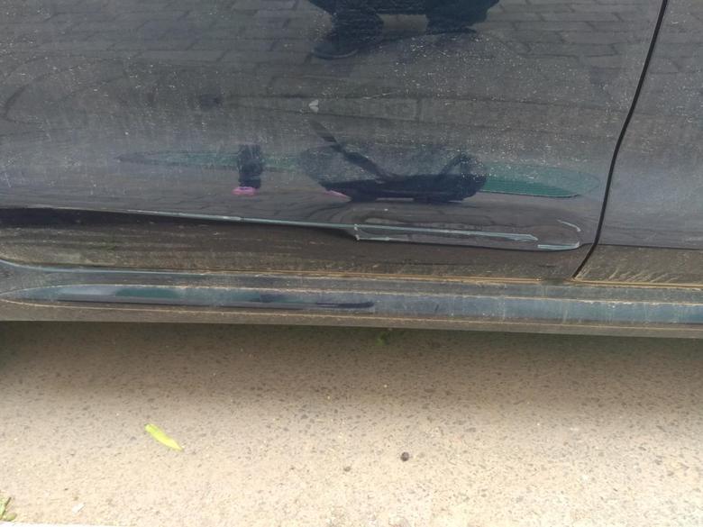 宋max车友们，左后车门下面刮了漆，有一点压凹了，是4s店补漆好，还是到外面的维修点好，大概要多少费用呢？