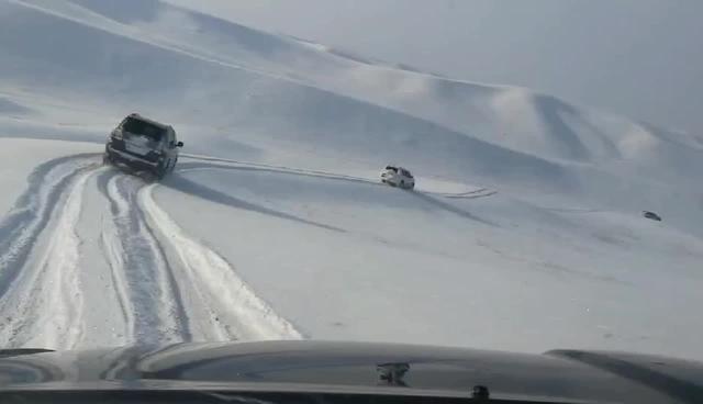 兰德酷路泽(进口)车队冰雪穿越天山牧场，一路惊险刺激，开心无限。