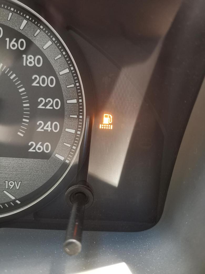 兰德酷路泽(进口)我的柴油酷路泽4500开了一万多公里出现了这个指示灯是啥意思，是不是柴油滤清器的水多了，让换清理的意思，求大神解答指点