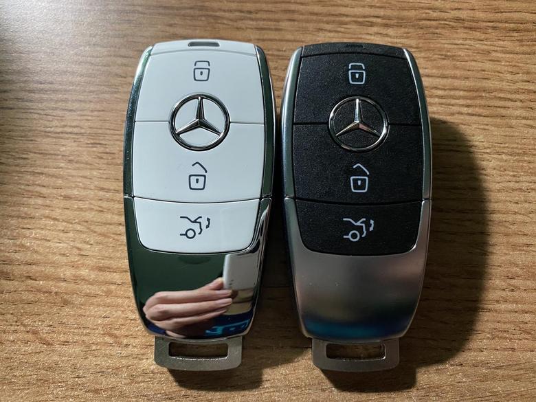 奔驰glc轿跑两种奔驰钥匙对比。