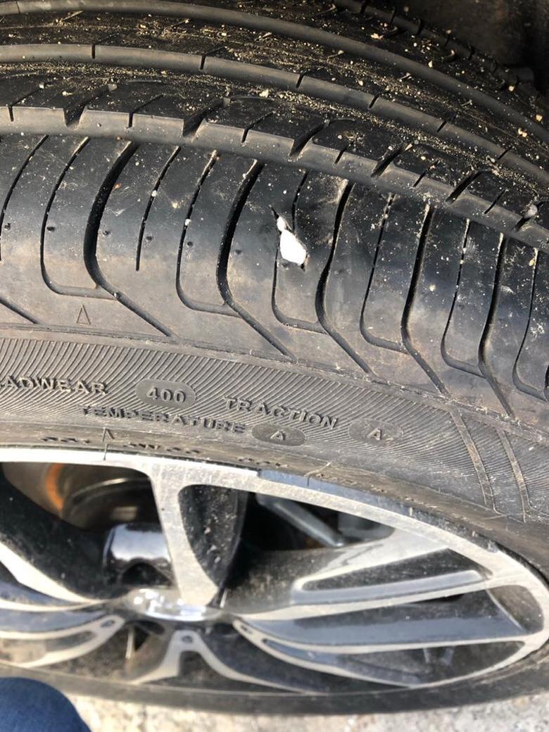 宋max我想问一下，新车一个月内汽车轮胎碰到石头有一个小洞这需要更换吗？