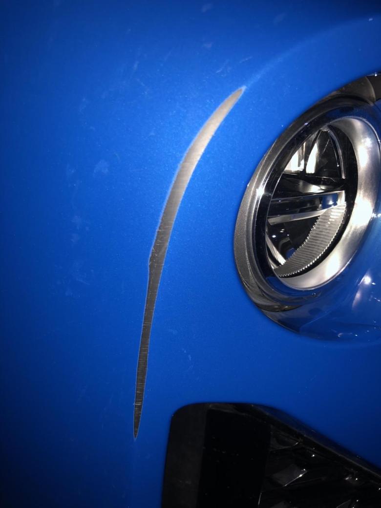 宝马x2(进口)各位老司机，谁能判断这个是被什么刮了？人为还是车或墙壁刮了？能不能走交强险？