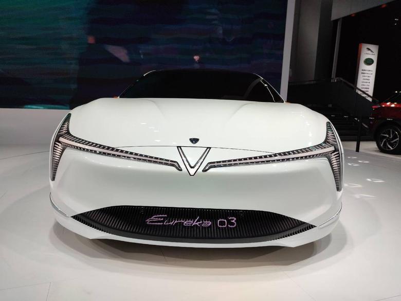 哪吒eureka 03哪吒Eureka03概念车基于哪吒汽车HPC全新电动平台打造，最终的量产版车型将搭载哪吒汽车在智能安全领域的最新技术成果。而在这款概念车上所展现的诸多设计元素，很多都将实现量产。因此，Eureka03也被认为是哪吒汽车下一代产品的雏形。