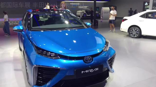 成都国际车展：氢能源汽车丰田Mirai，听说海外的价格折算成RMB要50万左右，新兴能源，期待。