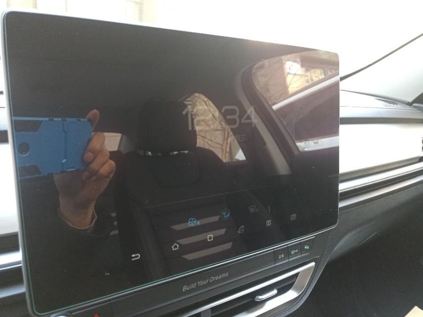 手动挡秦Pro峰动型车内有摄像头吗，我的车子没有摄像头都是白色的。你们的有吗