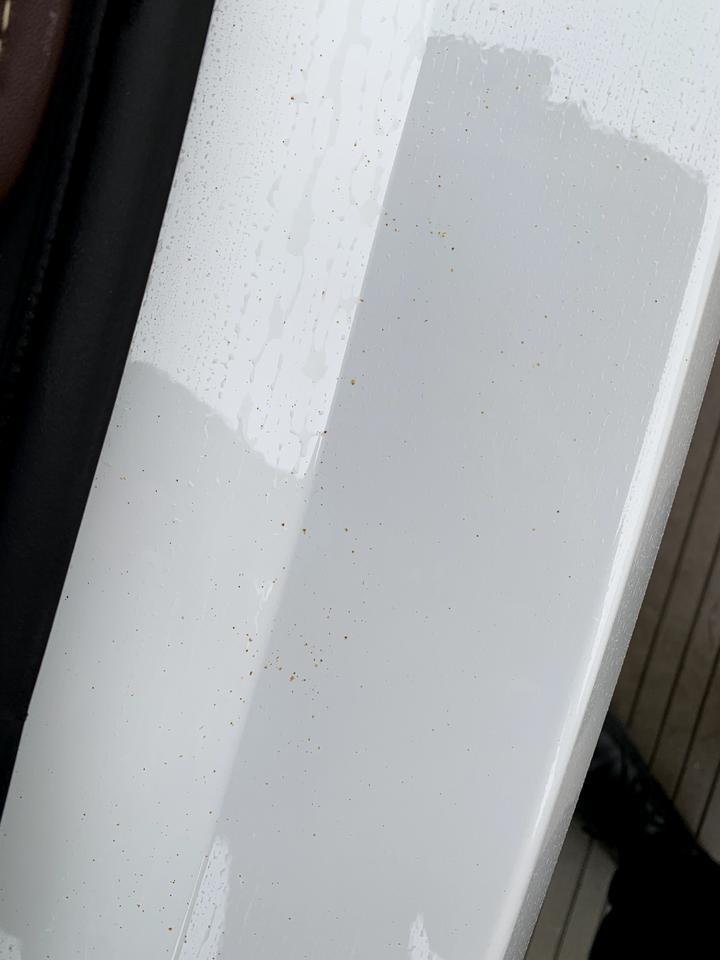 宋max车子停在车库一段时间今天去洗车发现有很多细小的锈斑，用百洁布擦一下就没了，锈点的地方也没有留下痕迹，车漆也没伤。问一下这是什么情况