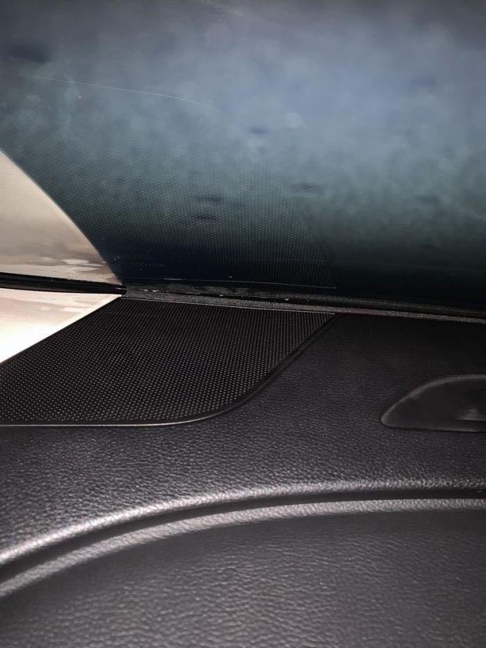宋max提车不到两个月驾驶位前挡风玻璃下面这个棉怎么是露出来以前没注意，刚发现，正常吗？