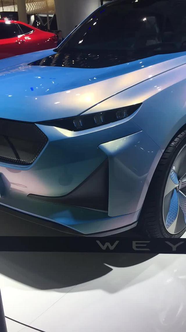 魏牌x 前脸非常凶猛，大灯狭长，属于最近比较流行的概念车设计