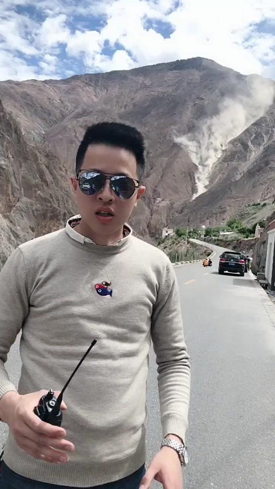 兰德酷路泽(进口)自驾进藏一定要时刻警惕落石地段，观察安全后不要停留，快速通过，视频路段为214国道1890路段#滇藏线