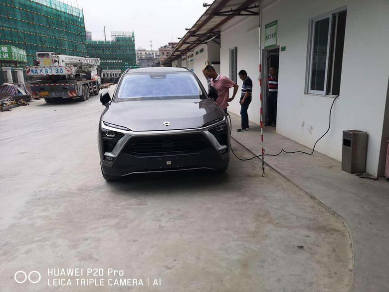 蔚来es8今天来到广州市增城区项目，出发时333公里电量，来到剩270公里了，尝试使用普通便携充电器充，昨天也试了家用桩充电，尝试了两种充电方式。