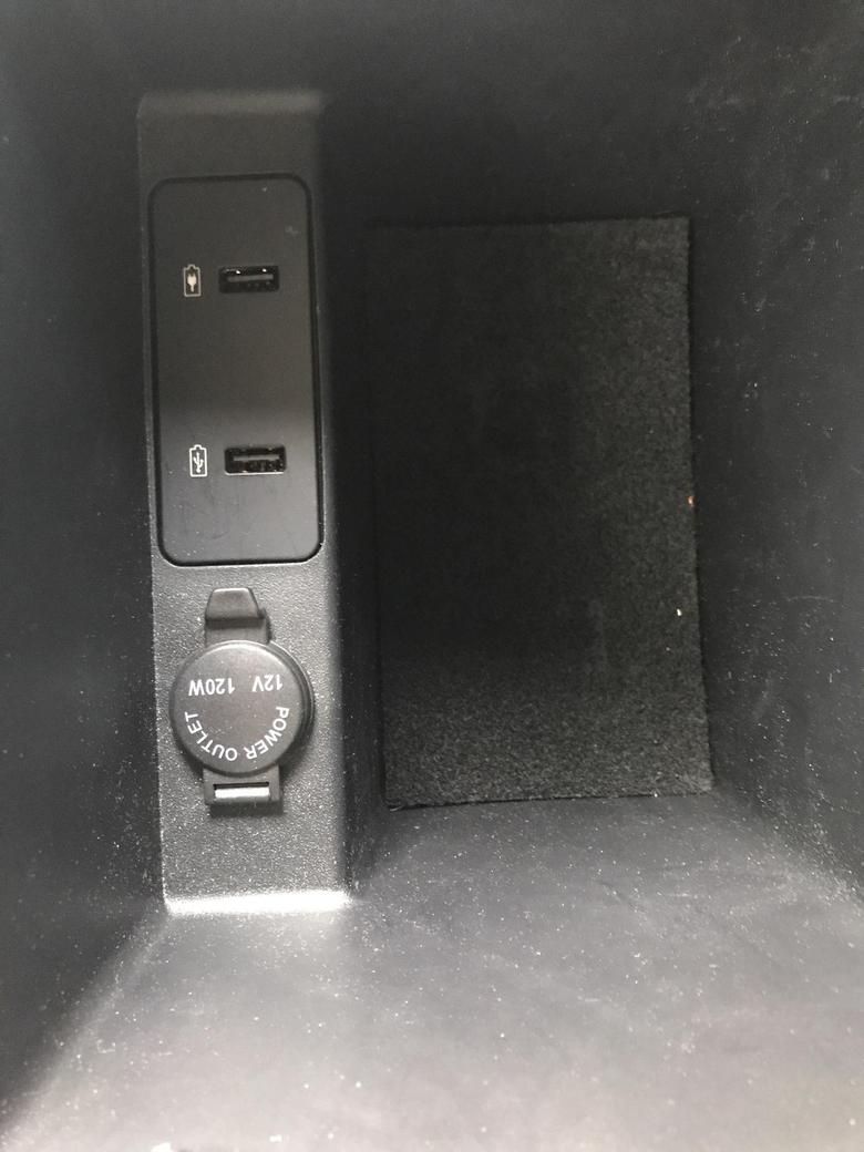比亚迪秦pro的U盘接口在哪，能插U盘放歌的那种，是不是扶手箱里面的那个？